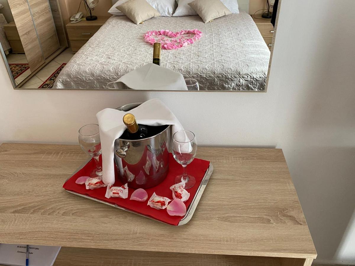 Hotel Aurora بولا المظهر الخارجي الصورة