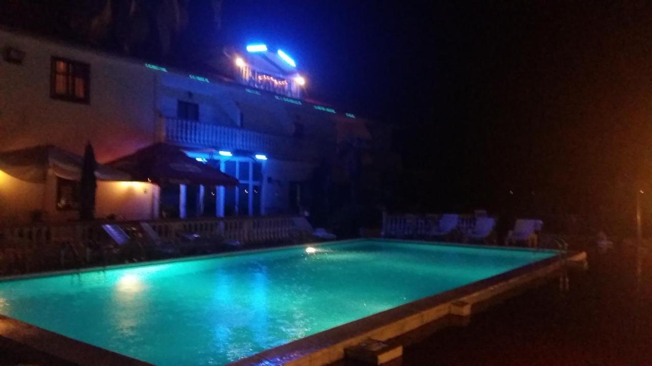 Hotel Aurora بولا المظهر الخارجي الصورة