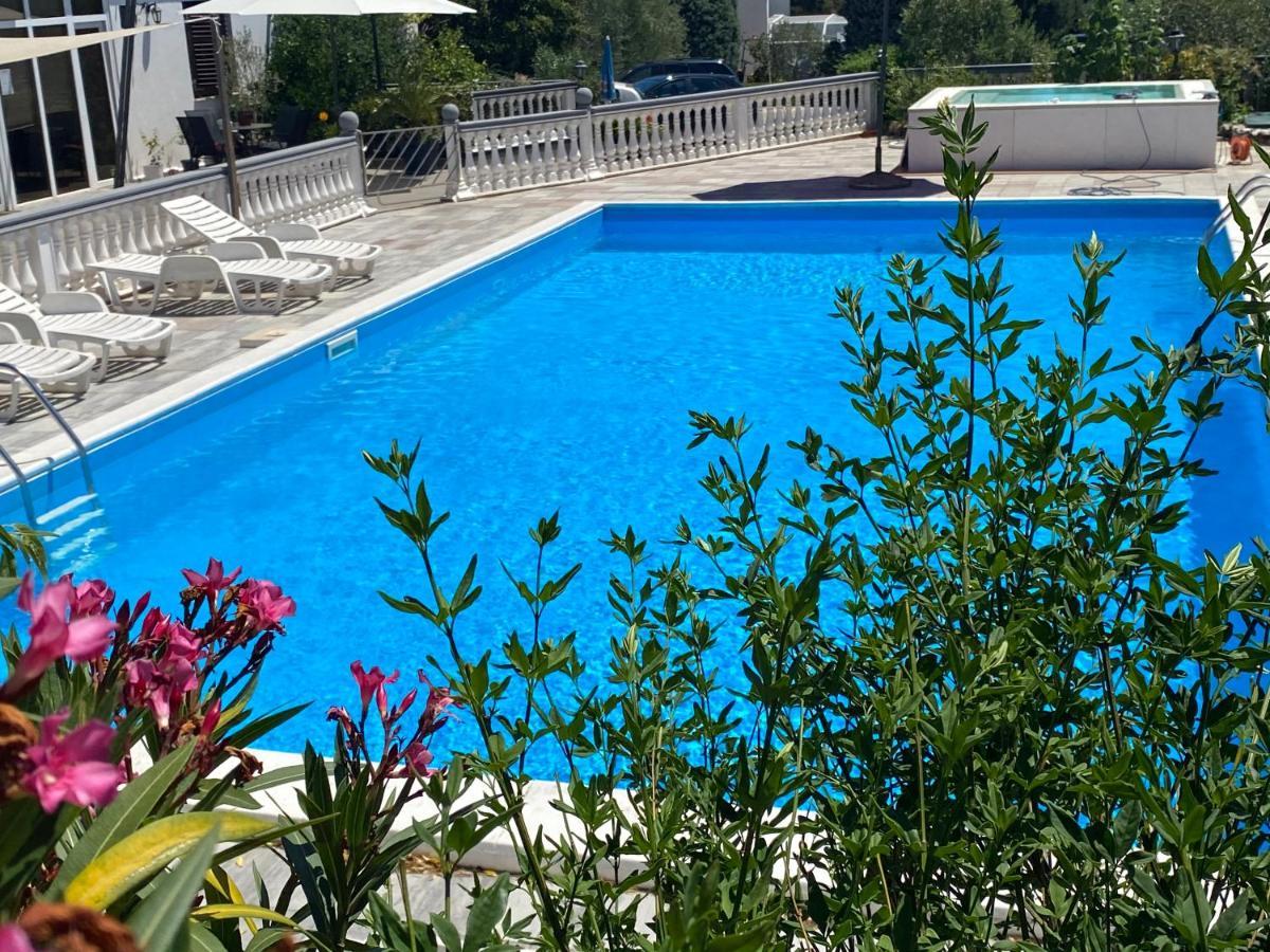 Hotel Aurora بولا المظهر الخارجي الصورة