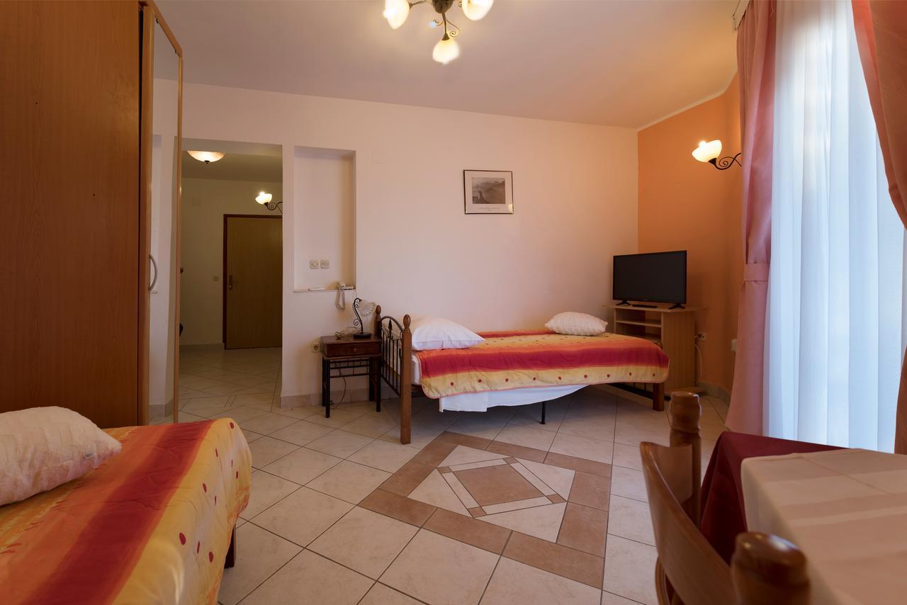 Hotel Aurora بولا المظهر الخارجي الصورة