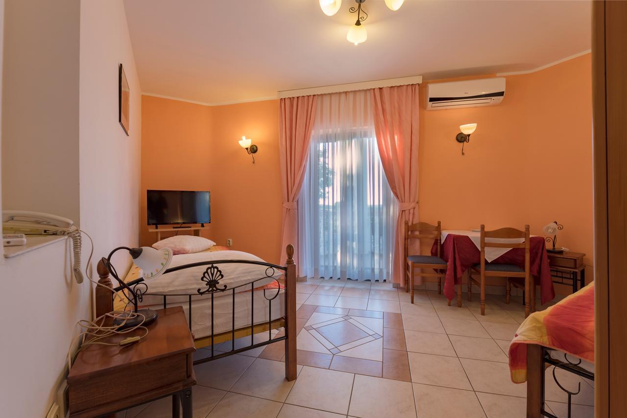 Hotel Aurora بولا المظهر الخارجي الصورة